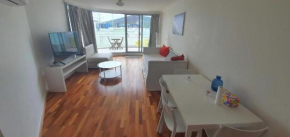 Dana-Central Apartment with Mount Ainslie Views, Canberra